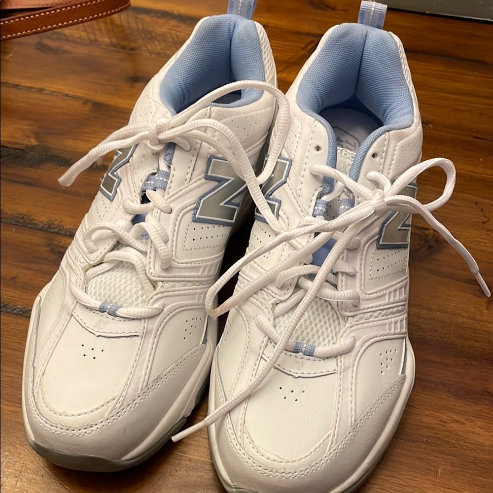 New Balance women’s White and Blue Sneakers 409 training